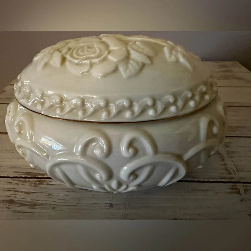 LENOX Ivory Rose Embossed Jewelry Trinket Box Music Oval Gold Trim 5.5